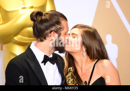 Chris Overton e Rachel Shenton con loro Best live action short film Oscar per il silenzioso bambino in sala stampa al novantesimo Academy Awards tenutosi presso il Teatro Dolby in Hollywood, Los Angeles, Stati Uniti d'America.Â Foto Stock