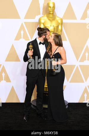 Chris Overton e Rachel Shenton con il loro miglior Oscar di cortometraggio Live Action per il bambino silenzioso nella sala stampa al 90° Academy Awards tenutosi al Dolby Theatre di Hollywood, Los Angeles, USA. Foto Stock