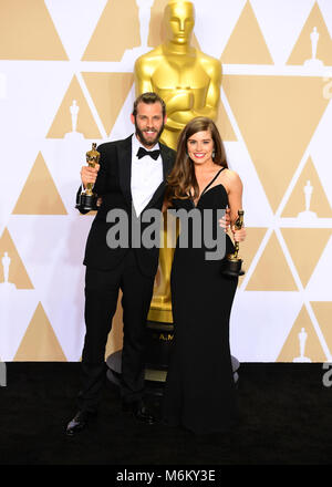 Chris Overton e Rachel Shenton con loro Best live action short film Oscar per il silenzioso bambino in sala stampa al novantesimo Academy Awards tenutosi presso il Teatro Dolby in Hollywood, Los Angeles, Stati Uniti d'America.Â Foto Stock