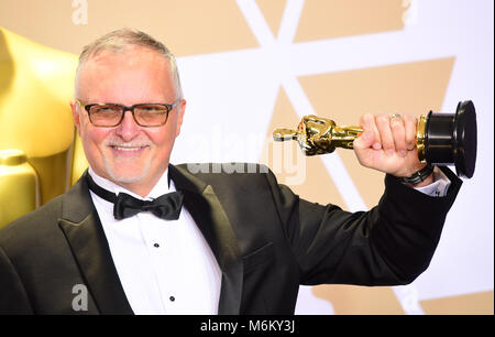 Lee Smith con il suo Film Editing Oscar per Dunkerque in sala stampa al novantesimo Academy Awards tenutosi presso il Teatro Dolby in Hollywood, Los Angeles, Stati Uniti d'America.Â Foto Stock