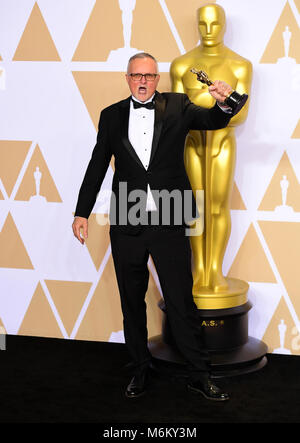 Lee Smith con il suo Film Editing Oscar per Dunkerque in sala stampa al novantesimo Academy Awards tenutosi presso il Teatro Dolby in Hollywood, Los Angeles, Stati Uniti d'America.Â Foto Stock