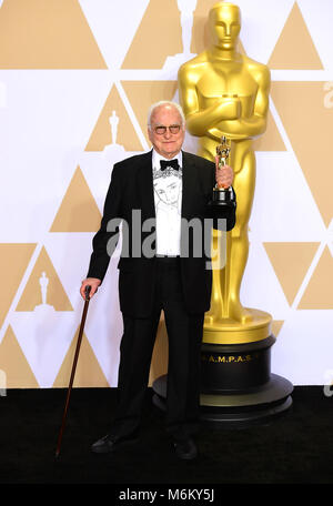 James Ivory con la sua sceneggiatura adattata Oscar per la funzione Chiama utente con il vostro nome nella sala stampa al novantesimo Academy Awards tenutosi presso il Teatro Dolby in Hollywood, Los Angeles, Stati Uniti d'America.Â PRESS ASSOCIATION foto. Picture Data: domenica 4 marzo 2018. Vedere PA Storia SHOWBIZ Oscar. Foto di credito dovrebbe leggere: Ian West/PA FILO Foto Stock