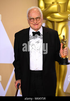 James Ivory con la sua sceneggiatura adattata Oscar per la funzione Chiama utente con il vostro nome nella sala stampa al novantesimo Academy Awards tenutosi presso il Teatro Dolby in Hollywood, Los Angeles, Stati Uniti d'America.Â PRESS ASSOCIATION foto. Picture Data: domenica 4 marzo 2018. Vedere PA Storia SHOWBIZ Oscar. Foto di credito dovrebbe leggere: Ian West/PA FILO Foto Stock