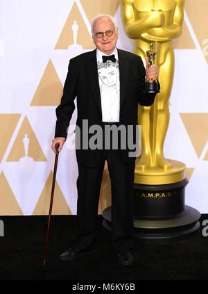 James Ivory con la sua sceneggiatura adattata Oscar per la funzione Chiama utente con il vostro nome nella sala stampa al novantesimo Academy Awards tenutosi presso il Teatro Dolby in Hollywood, Los Angeles, Stati Uniti d'America.Â Foto Stock