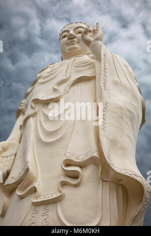 In piedi la statua di Buddha a Vinh Trang tempio in Mytho City, il Delta del Mekong, Vietnam Foto Stock