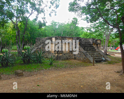 Dettagli architettonici di una struttura di piccole dimensioni decorata con sculture a Chichen Itza sito archeologico in Messico Foto Stock