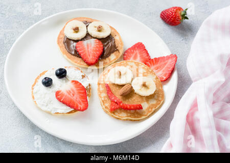 Piastra con creative Pancake fatti in casa su un tavolo di legno Foto stock  - Alamy