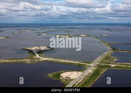 Vista aerea del lago calmo che riflette le nuvole. Campo dell'olio si trova sul lago Samotlor. Le strade che attraversano il lago di fornire accesso ai luoghi di Foto Stock