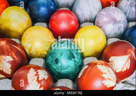 Verniciato colorato le uova di Pasqua sono nelle celle nella casella . Sfondo. Foto Stock