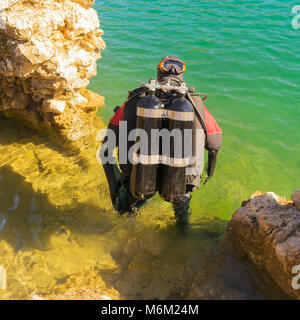 Completamente accessoriate subacqueo pronto a tuffarsi nel mare. Vista ravvicinata. Foto Stock