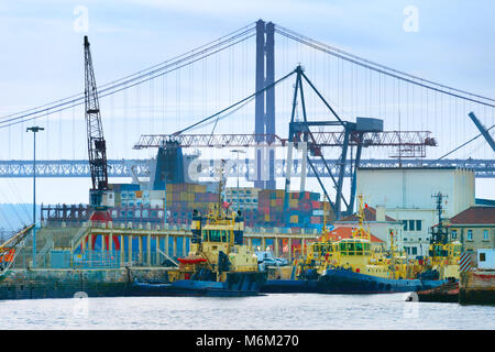 Lisbona porto industriale. 25 aprile ponte in background. Portogallo Foto Stock