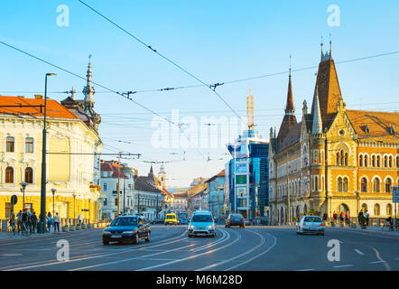 A Cluj Napoca, Romania - 16 ottobre 2016: il traffico su una strada nel centro della città di Cluj-Napoca. Cluj-Napoca è la quarta città più popolosa della Romania Foto Stock