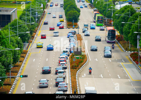 SINGAPORE - Febbraio 18, 2017: vista aerea del traffico su una strada di Singapore. Singapore è asiatica di importanti politici e finanziari della città. Foto Stock