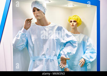 Manichini uomo e donna in camici chirurgici in negozio Foto Stock