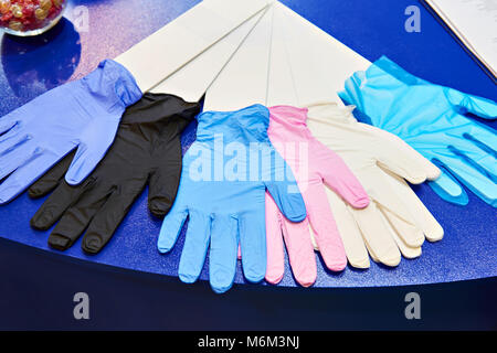 Medical in nitrile senza polvere guanti in store Foto Stock