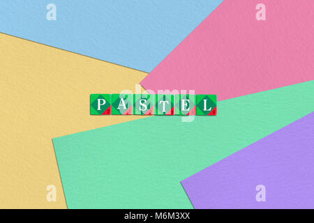 Lettere di Scrabble parola di ortografia sul pastello pastello colorato sfondo della carta Foto Stock