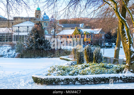 Il vecchio Clubhouse pub, Opera House e il Pavilion Gardens sotto una copertura di neve, Buxton, Peak District, Derbyshire, Regno Unito Foto Stock