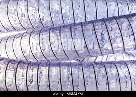Dettaglio di trasparente in PVC a spirale sullo sfondo della tubazione Foto Stock