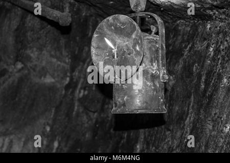 Lampade di carburo o acetilene lampade a gas. Si tratta di un tipo di lampada utilizzato in passato dai minatori. È stata inventata nel 1900. Immagine in bianco e nero Foto Stock