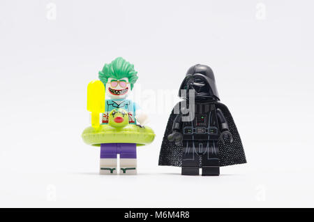 Lego joker azienda gelato con Darth Vader guardando. isolato su bianco abckground. Foto Stock