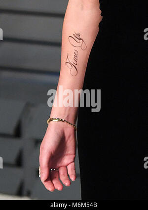 Un tatuaggio di supporto del 'Tempo' campagna sul braccio di Emma Watson come lei arriva a Vanity Fair Oscar Party a Beverly Hills Los Angeles, Stati Uniti d'America. Foto Stock