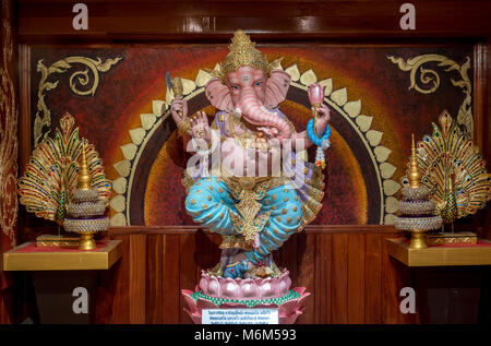 SAMUT PRAKAN. Thailandia, il 05 giugno 2017, colorato statua del dio Ganesha, interno del monastero indù. Foto Stock