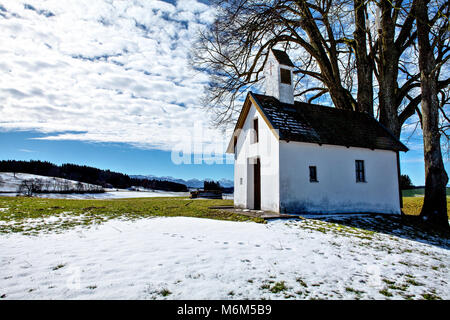 Bella winter wonderland paesaggio di montagna delle Alpi con piccola cappella vicino a Schwangau (Baviera, Germania) Foto Stock