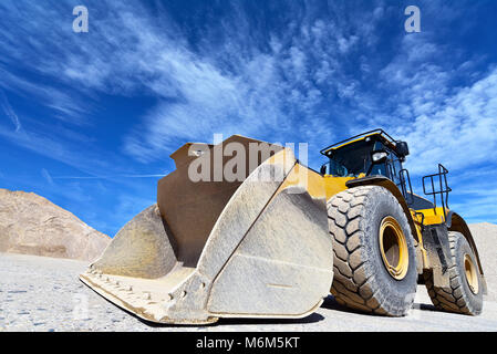 Costruzione pesante macchina in le miniere a cielo aperto - caricatore su ruote trasporta ghiaia in un impianto di ghiaia Foto Stock