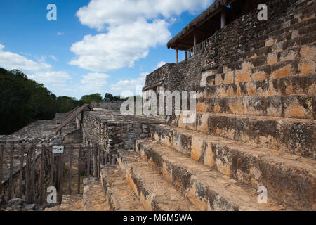 Molto ripide scalinate maestose rovine in Ek Balam. Ek Balam è un Yucatec-Maya sito archeologico entro il comune di Temozon, Yucatan, Messico. Foto Stock