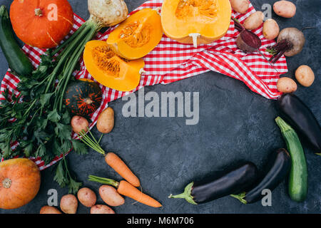 Vista dall'alto di fresche e mature autunno organici vegetali su scheda di ardesia Foto Stock