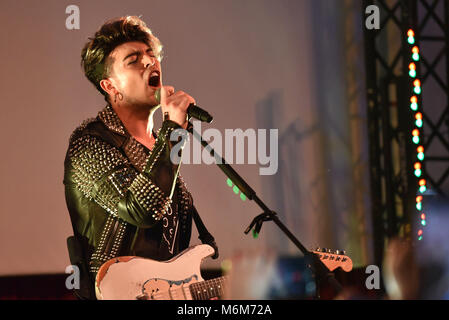 Napoli, Italia. 04 Mar, 2018. Stash Fiordispino di Italian pop rock band di Kolors suona dal vivo durante theil Frida Tour 2018. Credito: Paola Visone/Pacific Press/Alamy Live News Foto Stock