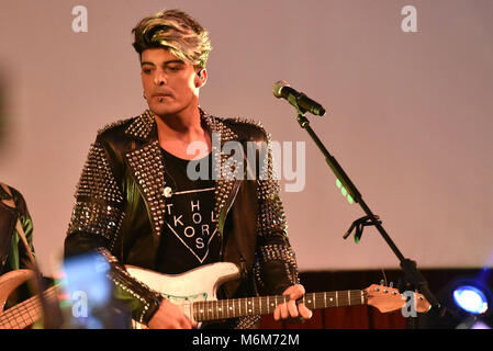 Napoli, Italia. 04 Mar, 2018. Stash Fiordispino di Italian pop rock band di Kolors suona dal vivo durante theil Frida Tour 2018. Credito: Paola Visone/Pacific Press/Alamy Live News Foto Stock