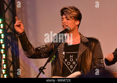 Napoli, Italia. 04 Mar, 2018. Stash Fiordispino di Italian pop rock band di Kolors suona dal vivo durante theil Frida Tour 2018. Credito: Paola Visone/Pacific Press/Alamy Live News Foto Stock