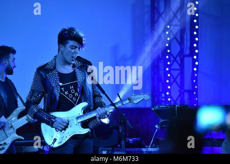 Napoli, Italia. 04 Mar, 2018. Stash Fiordispino di Italian pop rock band di Kolors suona dal vivo durante theil Frida Tour 2018. Credito: Paola Visone/Pacific Press/Alamy Live News Foto Stock