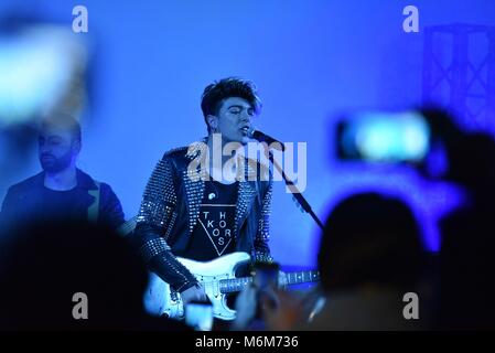 Napoli, Italia. 04 Mar, 2018. Stash Fiordispino di Italian pop rock band di Kolors suona dal vivo durante theil Frida Tour 2018. Credito: Paola Visone/Pacific Press/Alamy Live News Foto Stock