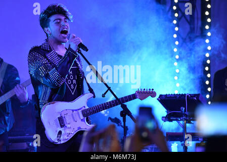 Napoli, Italia. 04 Mar, 2018. Stash Fiordispino di Italian pop rock band di Kolors suona dal vivo durante theil Frida Tour 2018. Credito: Paola Visone/Pacific Press/Alamy Live News Foto Stock