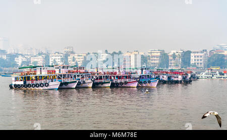 Traghetti vicino al Gateway of India in Mumbai, India Foto Stock