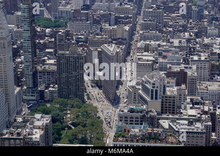 New York City, NY - Luglio 12 2016: antenna ampia vista sul tetto del famoso Flatiron Building su Broadway in midtown Manhattan in una limpida giornata estiva Foto Stock