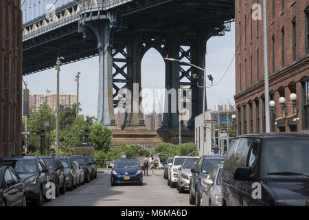 Brooklyn, NY 27 Agosto 2016: Toyota Prius auto Uber rigidi fino famoso dumbo street con Empire State Building visualizzati tramite il plantare di Manhatta Foto Stock