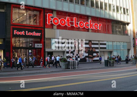 New York City - Settembre 2016: Foot Locker flagship midtown Manhattan store grand opening. American sportswear e rivenditore di calzature. In precedenza Foto Stock