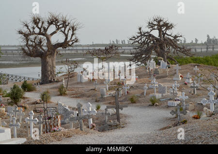 Musulmani e Cristiani nel cimitero Joal-Fadiouth, Petite Côte, Senegal Foto Stock