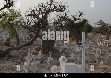 Musulmani e Cristiani nel cimitero Joal-Fadiouth, Petite Côte, Senegal Foto Stock