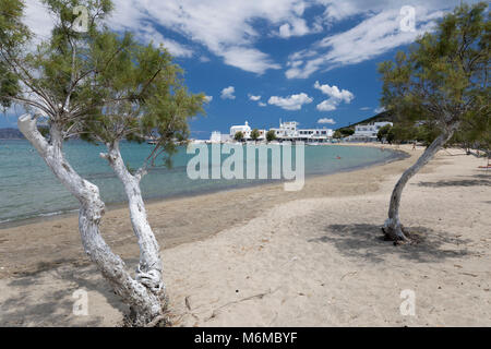 Vista lungo la spiaggia di sabbia bianca, Pollonia Milos, Cicladi, il Mare Egeo e le isole greche; Grecia; l'Europa Foto Stock