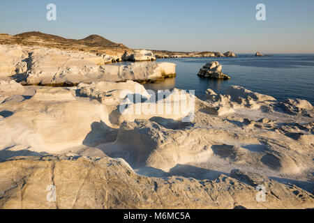 Formazioni di roccia vulcanica a Sarakiniko sulla costa nord, Sarakiniko Milos, Cicladi, il Mare Egeo e le isole greche; Grecia; l'Europa Foto Stock