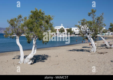 Vista lungo la spiaggia di sabbia bianca, Pollonia Milos, Cicladi, il Mare Egeo e le isole greche; Grecia; l'Europa Foto Stock