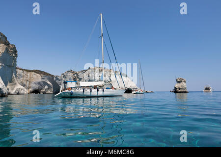 Yacht ancorati da formazioni rocciose con acqua cristallina a Kleftiko, Kleftiko, Milos, Cicladi, il Mare Egeo e le isole greche; Grecia; l'Europa Foto Stock