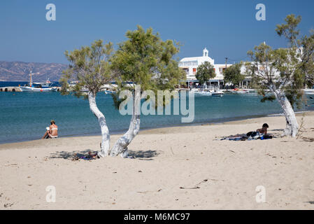 Vista lungo la spiaggia di sabbia bianca, Pollonia Milos, Cicladi, il Mare Egeo e le isole greche; Grecia; l'Europa Foto Stock