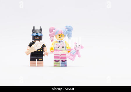 Lego Batman azienda gelato e n-pop ragazza con un orsacchiotto isolati su sfondo bianco. Foto Stock