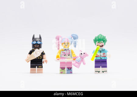 Lego Batman e joker azienda gelato e n-pop ragazza con un orsacchiotto isolati su sfondo bianco. Foto Stock