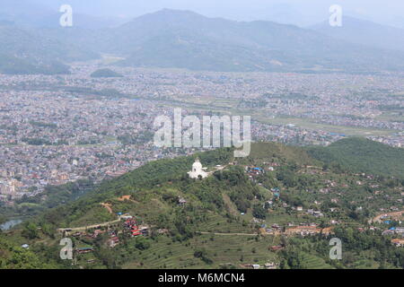 La pace mondiale pagoda , insieme con la bella città Pokhara, Foto Stock